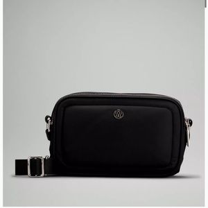 Lululemon crossbody camera bag-black. Like new condition